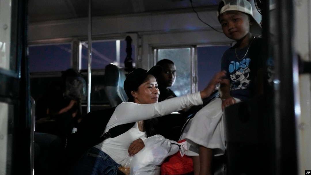 Một phụ nữ Việt Nam và con trai của bà đến Panama City cùng những người di cư khác vào tối ngày 8/3/2025, sau nhiều tuần ở trại di trú Panama sau khi bị trục xuất khỏi Mỹ và được thả ra với điều kiện phải rời khỏi Panama trong vòng 30 ngày.