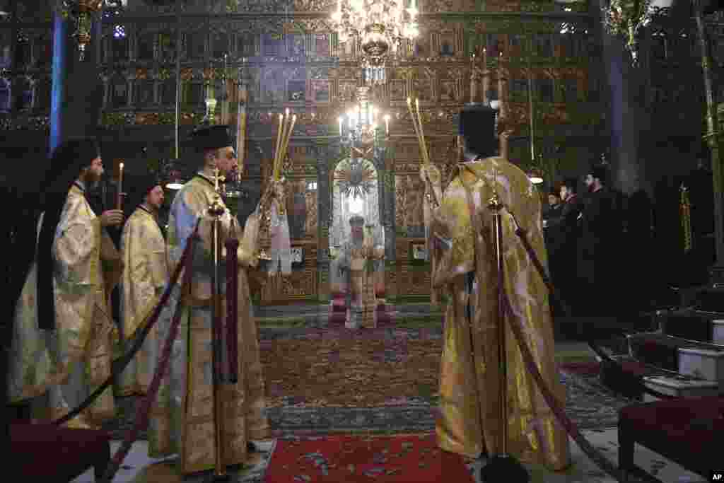 El patriarca ecuménico Bartolomé I, centro, el líder espiritual de los cristianos ortodoxos del mundo, dirige el servicio de Pascua en la Iglesia Patriarcal de San Jorge en Estambul, este domingo, sin asistentes, para ayudar a contener la propagación del coronavirus.