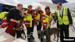 德国民间国际搜救组织带着搜救犬在法兰克福机场准备登机前往尼泊尔。（2015年4月26日）