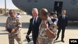 US Defense Secretary Jim Mattis arrives at Al-Udeid Air Base in Qatar on an unannounced visit, Sept. 28, 2017. (Photo: W. Gallo / VOA) 
