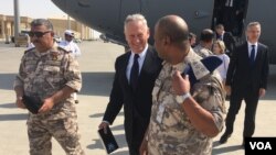 U.S. Defense Secretary Jim Mattis arrives at Al-Udeid Air Base in Qatar on an unannounced visit, Sept. 28, 2017. (Photo: W. Gallo / VOA) 