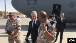 Menteri Pertahanan AS Jim Mattis tiba di Pangkalan Udara Al-Udeid, Qatar, 28 September 2017. (Foto: W. Gallo / VOA)