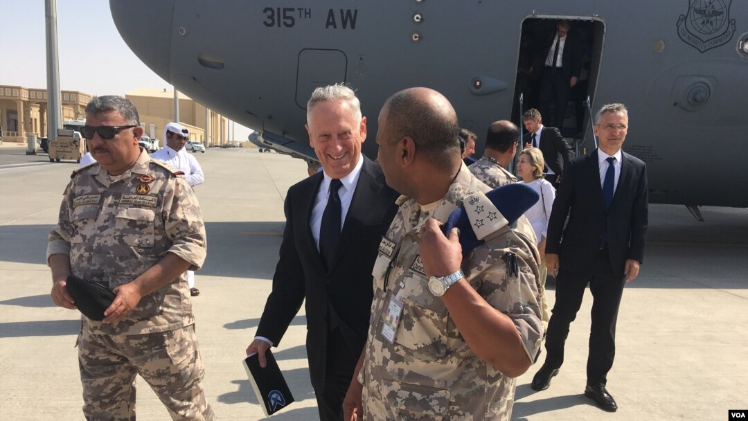 El secretario de Defensa de EE.UU., Jim Mattis, llegó a la base aérea Al-Udeid en Catar el jueves, 28 de septiembre, de 2017.
