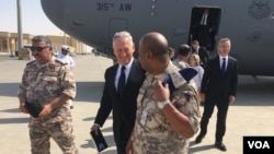 El secretario de Defensa de EE.UU., Jim Mattis, llegó a la base aérea Al-Udeid en Catar el jueves, 28 de septiembre, de 2017.
