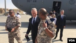 US Defense Secretary Jim Mattis arrives at Al-Udeid Air Base in Qatar on an unannounced visit, Sept. 28, 2017. (Photo: W. Gallo / VOA) 