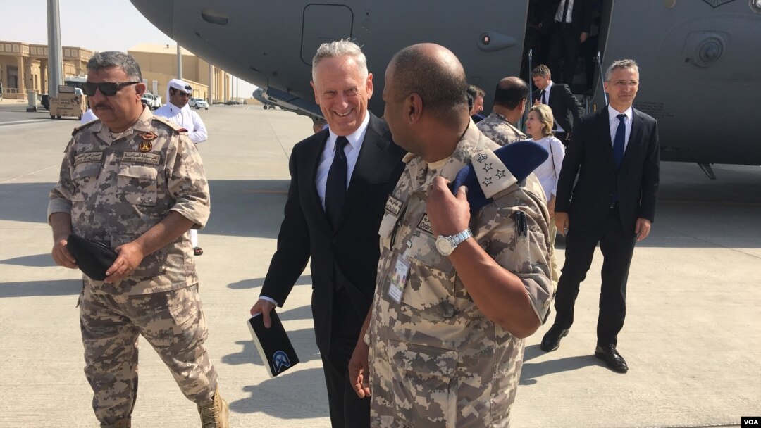Menhan AS Jim Mattis (tengah) ketika tiba di Pangkalan Udara Al Udeid, Qatar hari Kamis (28/9). 
