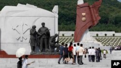 북한이 '전승절'로 기념하는 한국전 정전협정 체결일을 맞아 27일 평양 시민들이 대성산혁명렬사릉에 참배했다.