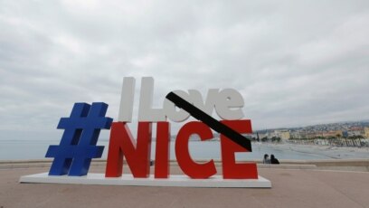 Một dải băng đen trên logo "I Love Nice" tưởng niệm những nạn nhân thiệt mạng trong vụ tấn công bằng dao ở Nice, Pháp, ngày 31 tháng 10, 2020. 