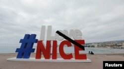 Một dải băng đen trên logo "I Love Nice" tưởng niệm những nạn nhân thiệt mạng trong vụ tấn công bằng dao ở Nice, Pháp, ngày 31 tháng 10, 2020. 