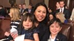Dân biểu Đảng Dân chủ Stephanie Murphy cùng các con trong ngày bà tuyên thệ nhậm chức cho nhiệm kì thứ hai trong Hạ viện Hoa Kỳ, Điện Capitol, Washington, ngày 3 tháng 1, 2018.