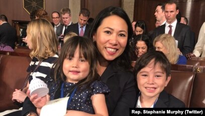 Dân biểu Đảng Dân chủ Stephanie Murphy cùng các con trong ngày bà tuyên thệ nhậm chức cho nhiệm kì thứ hai trong Hạ viện Hoa Kỳ, Điện Capitol, Washington, ngày 3 tháng 1, 2018.
