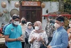 Menparekraf Sandiaga Uno (kiri) berdialog dengan Doto Y Yogantoro (kanan) dalam kunjungan pada 5 Juni 2021 lalu di desa wisata Pentingsari. (foto: Doto Y)