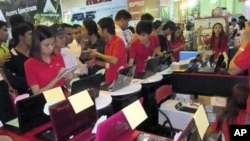 ရန်ကုန်မြို့ တပ်မတော်ခမ်းမတွင်း အိုင်တီ နည်းပညာပြခန်းတွင် ကွန်ပျူတာသုံးပစ္စည်းများ ခင်းကျင်းပြသစဉ်