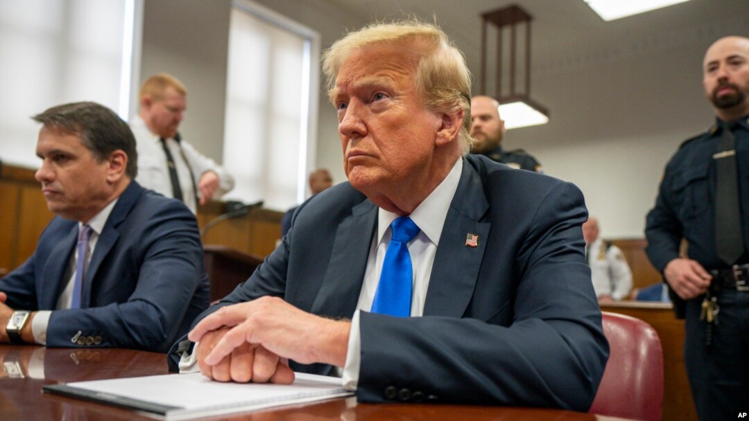 ARCHIVO - El expresidente Donald Trump comparece ante el tribunal penal de Manhattan durante las deliberaciones del jurado en su juicio por el silencio de sus acusados ​​en Nueva York, el 30 de mayo de 2024.