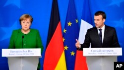 에마뉘엘 마크롱(오른쪽) 프랑스 대통령과 앙겔라 메르켈 독일 총리가 지난해 3월 벨기에 브뤼셀 유럽연합(EU) 본부에서 이란 핵 합의에 대한 입장을 밝히고 있다. (자료사진)