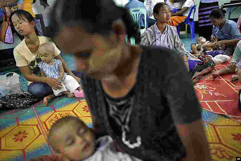 A woman from Burma brings her child to the Mae Tao clinic in Mae Sot, in northwest Thailand, October 13, 2010.