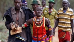 Des hommes ramènent une fille mineure à sa famille de tradition Pokot après qu'elle a tenté de fuir un mariage forcé dans le comté de Baringo au Kenya, le 7 décembre 2014.