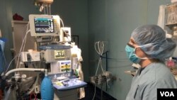 Personal médico en sala de operaciones USNS Comfort - Misión Ecuador 2018