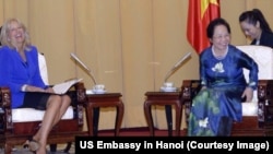 Dr. Jill Biden saat bertemu dengan wakil presiden Vietnam Nguyen Thi Doan untuk berdiskusi terkait masala perempuan dan sister pendidikan tinggi di Vietnam, 19 Juli 2015 (Foto: dok).