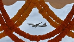 Sebuah pesawat milik maskapai penerbangan Vistara Airlines bersiap mendarat di Bandara Internasional Kempegowda di Bengaluru, 4 September 2024. (Foto: Idrees Mohammed/AFP)