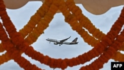 Sebuah pesawat milik maskapai penerbangan Vistara Airlines bersiap mendarat di Bandara Internasional Kempegowda di Bengaluru, 4 September 2024. (Foto: Idrees Mohammed/AFP)