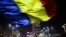 Demonstrant maše rumunskom zastavom tokom protesta u Bukureštu, (REUTERS/Stoyan Nenov - RTX2ZJ3R)