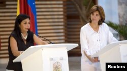 Las cancilleres Delcy Rodríguez de Venezuela y María Angela Holguín de Colombia sostuvieron su primera reunión en Cartagena con iras de reabrir la frontera entre ambos países.