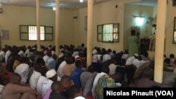 Prière du vendredi à la mosquée "chinoise, quartier Francophonie, Niamey, 4 mars 2016 (VOA/Nicolas Pinault)