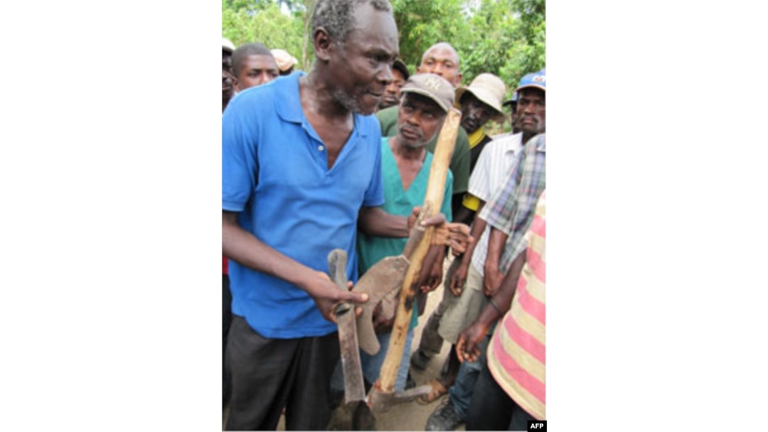 Nhiều nông dân Haiti đang dùng những dụng cụ thô sơ