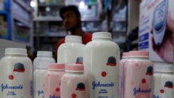 Johnson and Johnson baby puder u prodavnici u Kalkuti u Indiji.