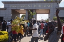 Demonstrators invade Malawi Parliament building protesting last May elections results. (Lameck Masina/VOA)