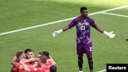 El portero de Camerún Andre Onana reacciona tras recibir un gol durante el encuentro de la primera jornada del Grupo G, ante Suiza, en el estadio Al Janoub, de Al Wakrah, Qatar, el 24 de noviembre de 2022.