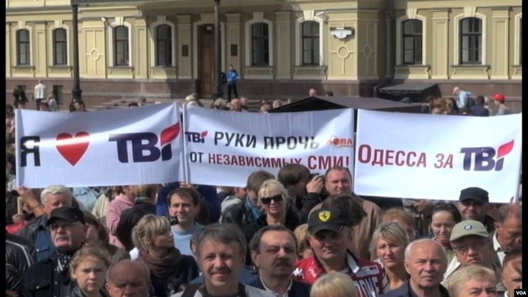TVi telekanali tarafdorlari norozilik namoyishi uyushtirdi 
