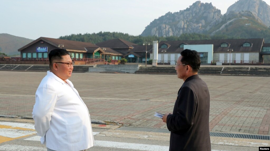 김정은 북한 국무위원장이 금강산관광지구를 시찰하고 금강산에 설치된 남측 시설 철거를 지시했다고 북한 관영 '조선중앙통신'이 지난 23일 보도했다.