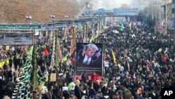 伊朗人在德黑兰集会纪念伊斯兰革命38周年并高调反美。（2017年2月10日）