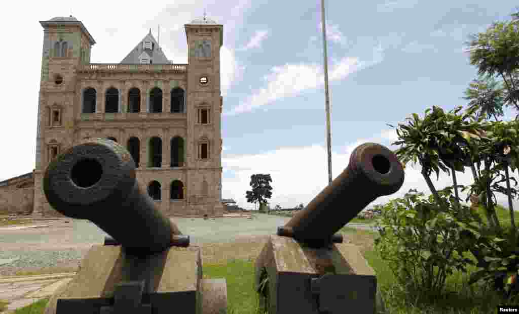 A view of old cannons near the entrance to the Queen Palace, also called Manjakamiadana Rova in Madagascar&#39;s capital Antananarivo. The Manjakamiadana Queen&#39;s Palace is the landmark of Antananarivo located at the top of Analamanga hill and stands out in the skyline of the city.&nbsp;