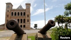 De vieux canons exposé près de l'entrée du Palais de la Reine, aussi appelé Manjakamiadana Rova à Antananarivo, Madagascar, 19 décembre 2013.