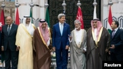 Menlu AS John Kerry (tengah) setelah pertemuan dengan Menlu negara Arab di Jeddah, Arab Saudi (11/9).