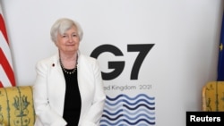 جی سیون اجلاس میں شریک امریکی وزیر خزانہ جینیٹ ییلن کی پانچ جون کو لندن میں لی گئی ایک تصویر میں 