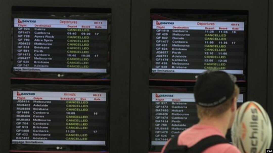Papan pengumuman di bandara Sydney menyatakan pembatalan penerbangan Qantas ke seluruh dunia akhir pekan ini, terkait mogok kerja karyawannya (30/10).