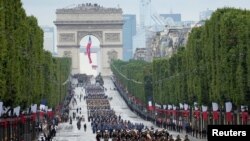 Vojnici marširaju Avenijom Jelisejska polja (Šanzelize) tokom parade na Dan Bastilje, 14. jul 2021. (Foto: Reuters)