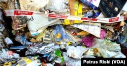 Sampah kertas bercampur sampah plastik pada kontainer impor kertas bekas dari Australia di Pelabuhan Tanjung Perak Surabaya. (Foto: Petrus Riski/VOA).