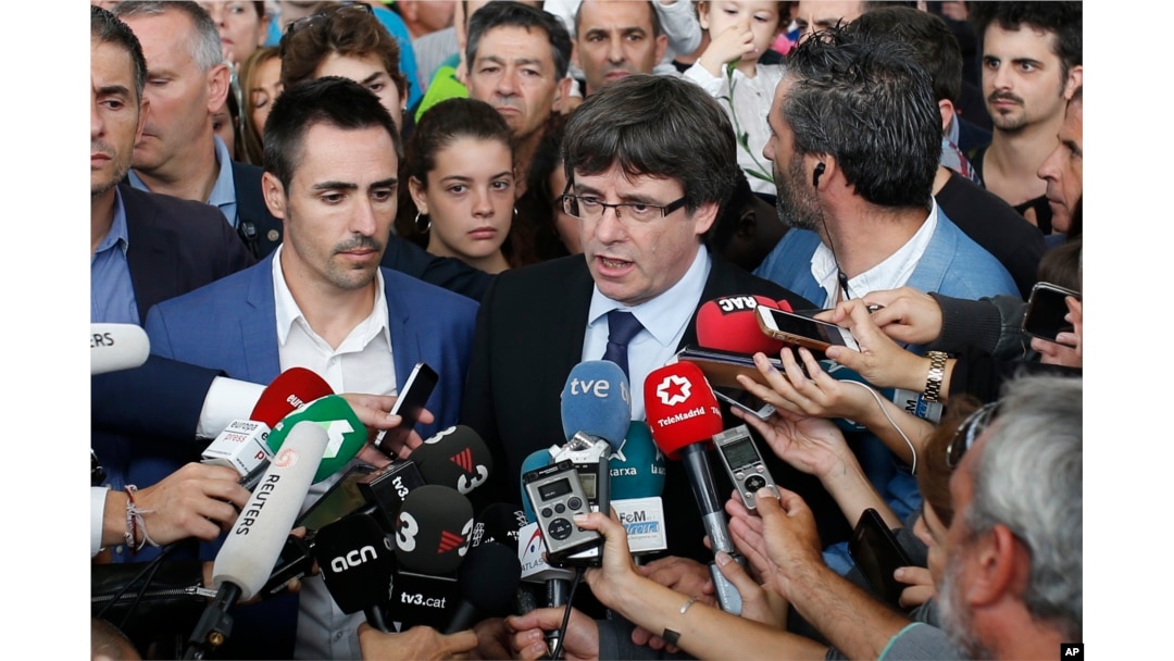 Katalonski predsednik Karls Pučdemon, u centru, obraća se medijima u sportskoj areni koju je katalonska vlada bila predvidela kao glasačko mesto, u Sant Džulija de Ramis, blizu Girona, Španija, 1. oktobra 2017.
