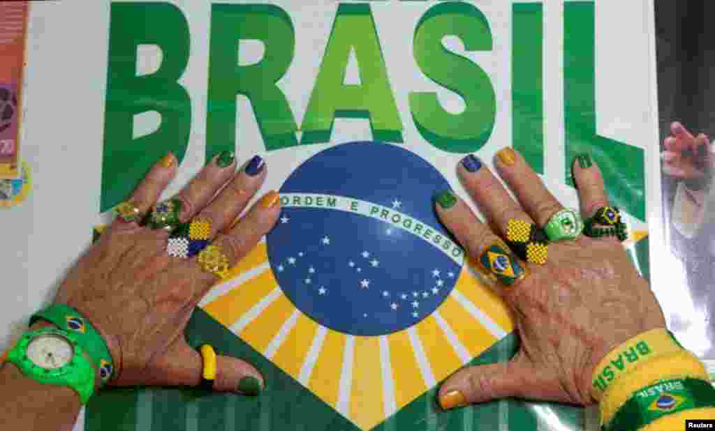 Marilza Guimarães da Silva, tem as unhas pintadas com as cores do Brasil e usa anéis alusivos à selecção. Não deve haver maior fã da equipa canarina. Brasília, Maio 27, 2014. REUTERS/Joedson Alves&nbsp;