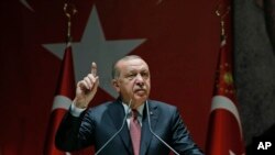 اردوغان د خپل ګوند غړو ته د خاشقجي د وژنې په اړه د خبرو په حال کې