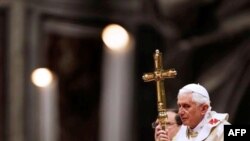 Papa Benedikti dënon dhunën kundër të krishterëve