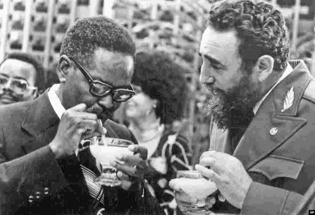 Fidel Castro mostra ao líder do MPLA Agostinho Neto como beber um daikiri em Julho de 1976