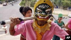 A Cambodian dancer wears mash during a merit making ceremony at Cambodia's Ministry of Information in Phnom Penh, file photo. 