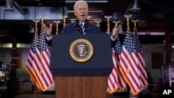 លោក​ប្រធានាធិបតី Joe Biden ថ្លែង​សុន្ទរកថា​ស្តីពី​ការចំណាយ​ផ្នែក​ហេដ្ឋារចនាសម្ព័ន្ធ​នៅ​មជ្ឈមណ្ឌល​បណ្តុះបណ្តាល Carpenters Pittsburgh នៅ​ថ្ងៃពុធ ទី៣១ ខែមីនា ឆ្នាំ២០២១ នៅ​ទីក្រុង Pittsburgh រដ្ឋ Pennsylvania។