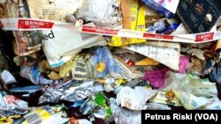 Sampah kertas bercampur sampah plastik pada kontainer impor kertas bekas dari Australia di Pelabuhan Tanjung Perak Surabaya. (Foto: Petrus Riski/VOA).